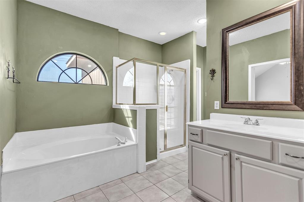 6613 Springmeadow Lane Rowlett, TX 75089 - Photo 12 of 20 a bathroom with a bathtub and a sink