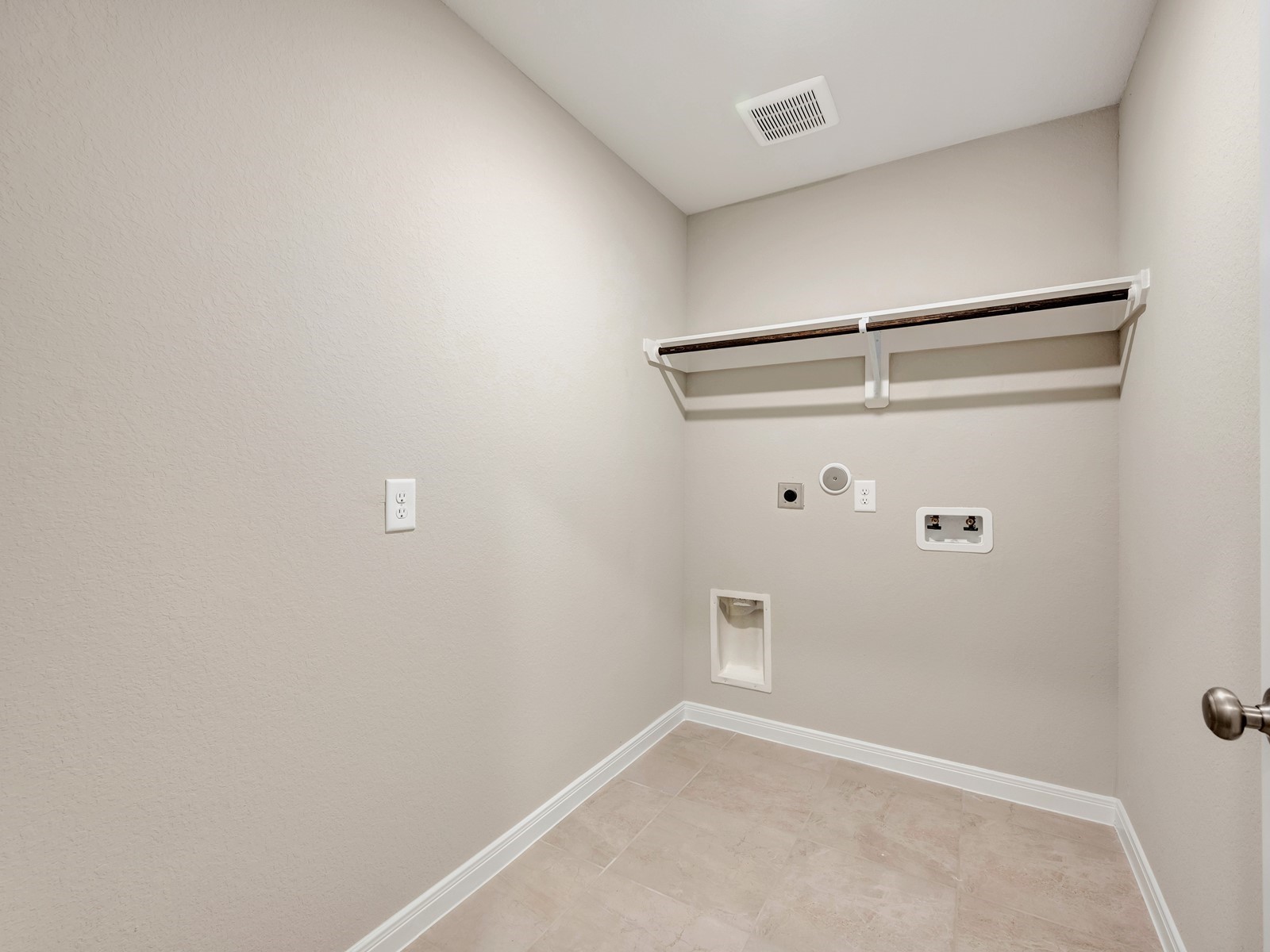388 Sunrise Rnch Drive Montgomery, TX 77316 - Photo 16 of 27 Photo is not of the actual home, but is an inspirational photo of builder’s model home and may depict options, furnishings, and/or decorator features that are not included