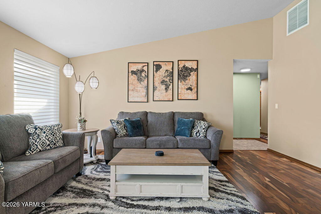 1408 Conrad Avenue Yakima, WA 98902 - Photo 3 of 18 1408ConradAveABNB-10