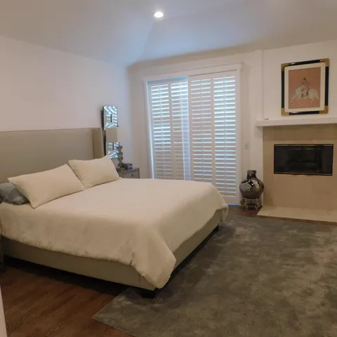 a view of a fountain in the backyard of a house
