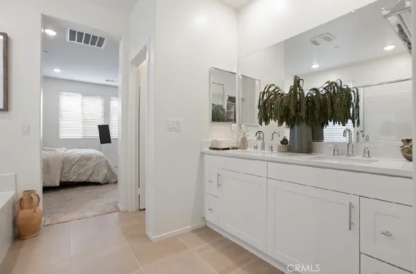 a en suite bathroom with a double sink and mirror