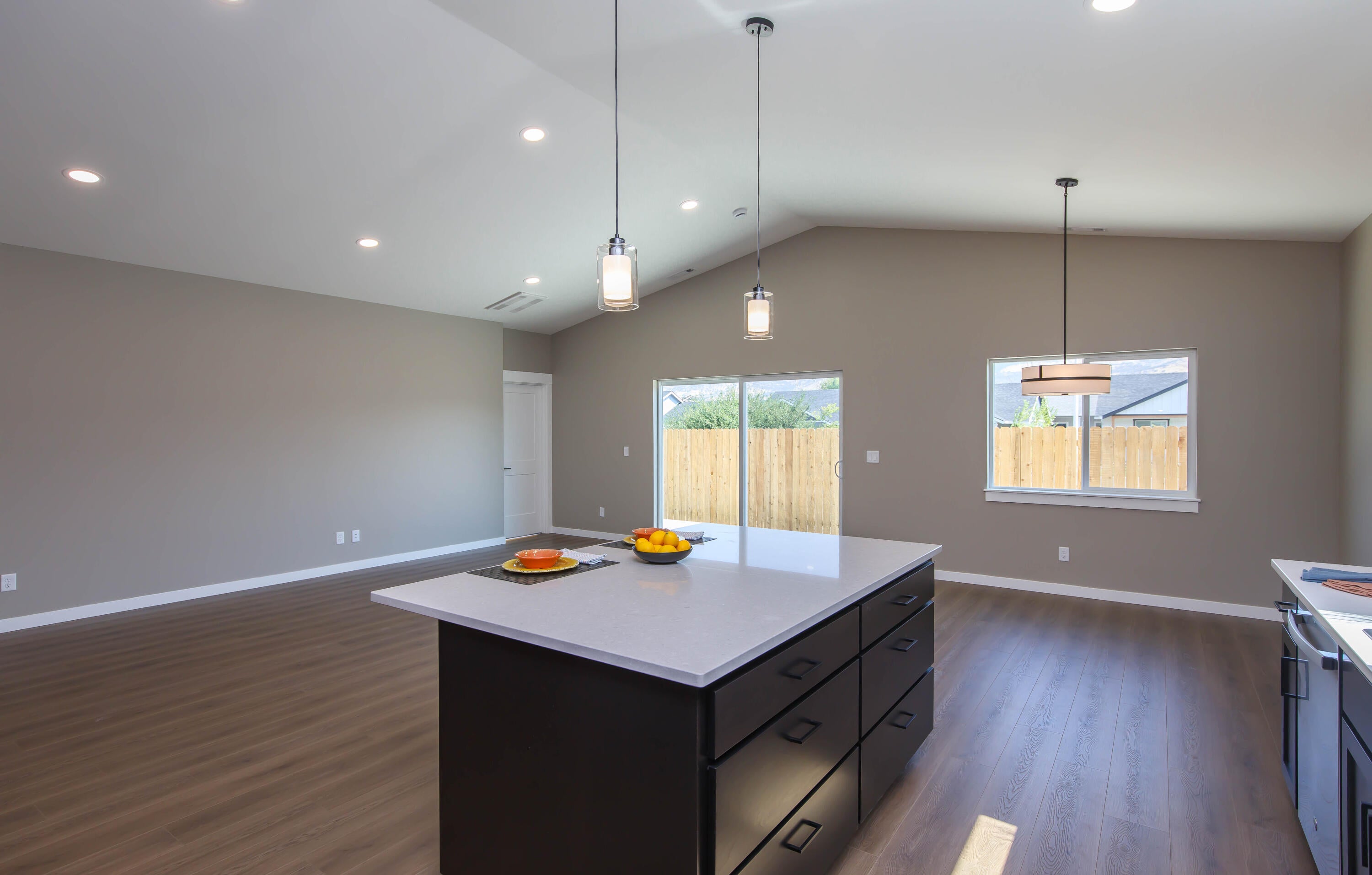 258 Christopher Way Talent, OR 97540 - Photo 9 of 33 9