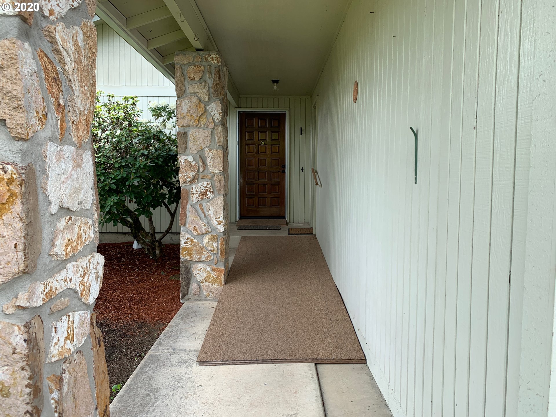 319 69th Place Springfield, OR 97478 - Photo 3 of 32