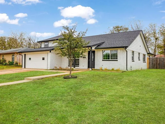a view of a house with a backyard