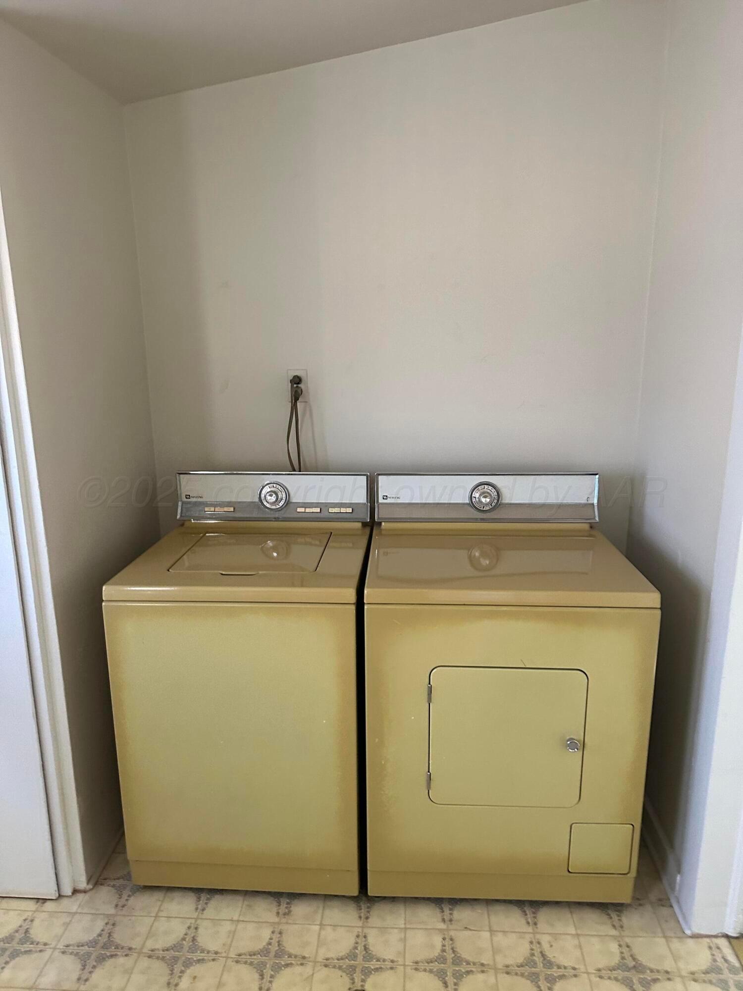 1021 Jackson Street Borger, TX 79007 - Photo 15 of 26 a utility room with dryer and washer