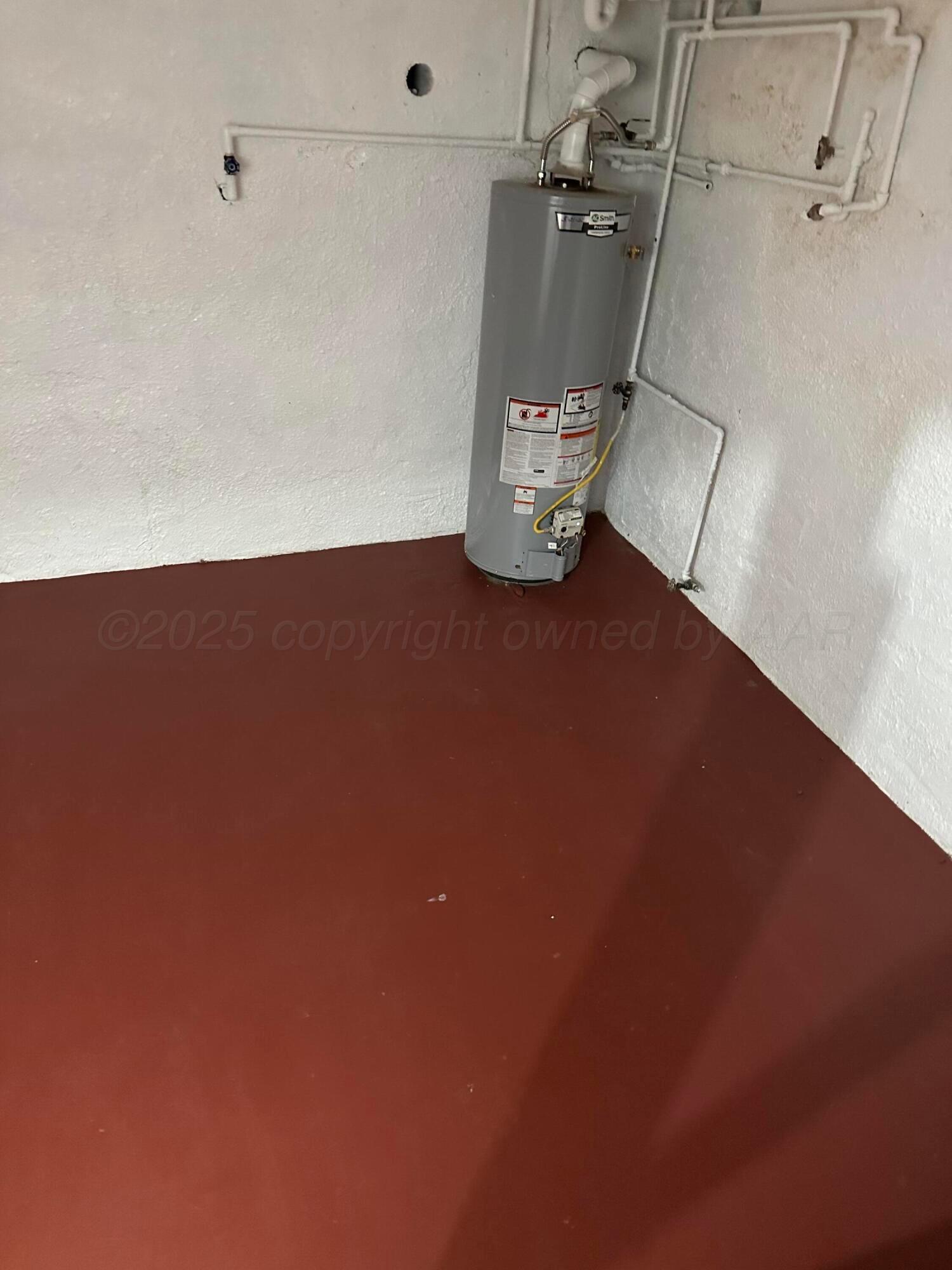 1021 Jackson Street Borger, TX 79007 - Photo 24 of 26 an empty room with a wooden floor and cabinet