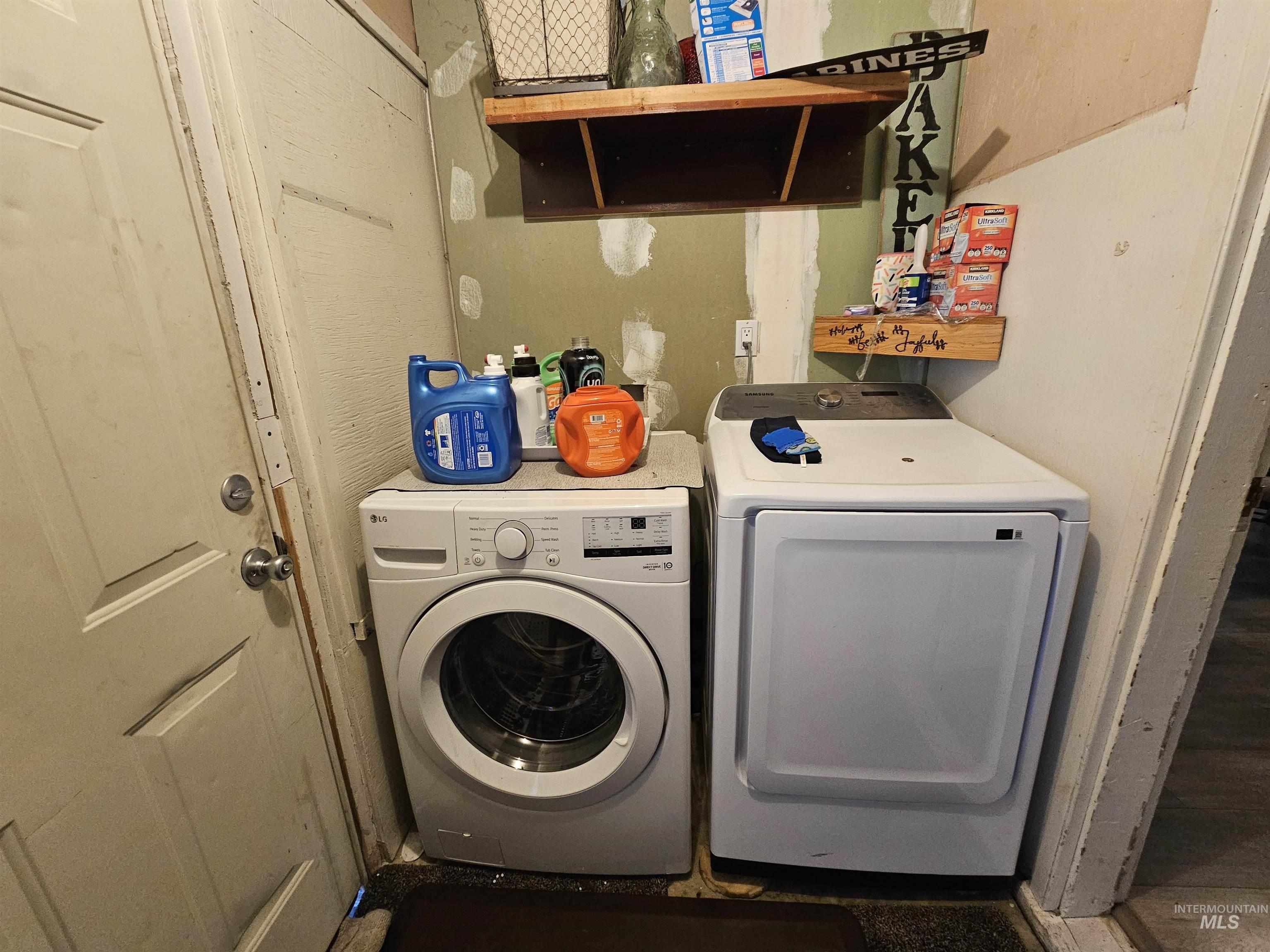 616 12th Street Clarkston, WA 99403 - Photo 16 of 24 Laundry room featuring washing machine and dryer