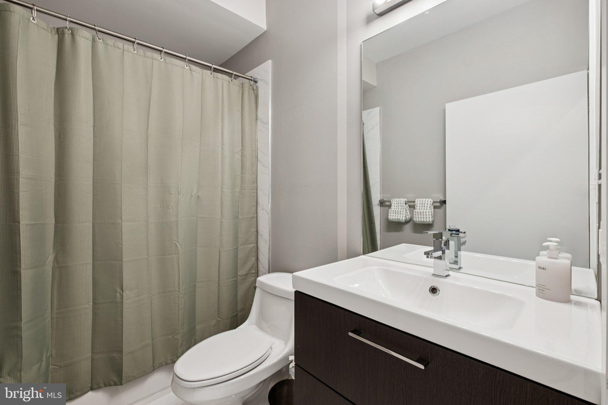 2000 Kimball Street, Unit B4 Philadelphia, PA 19146 - Photo 13 of 23 Hall Full Bathroom