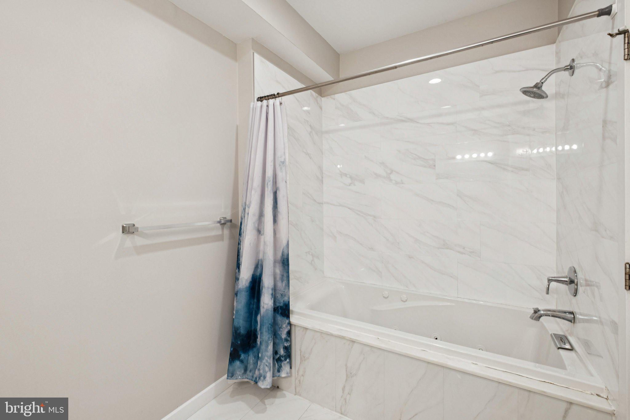 2000 Kimball Street, Unit B4 Philadelphia, PA 19146 - Photo 18 of 23 Primary en-suite Bathroom