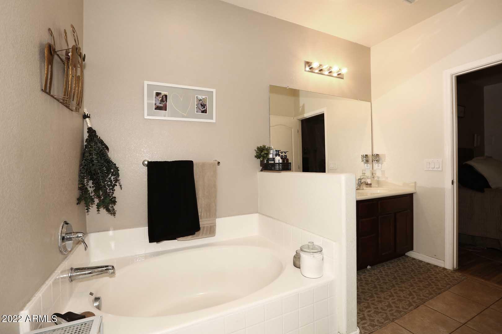 18544 North Lariat Road Maricopa, AZ 85138 - Photo 20 of 53 Master Bath-Garden Tub