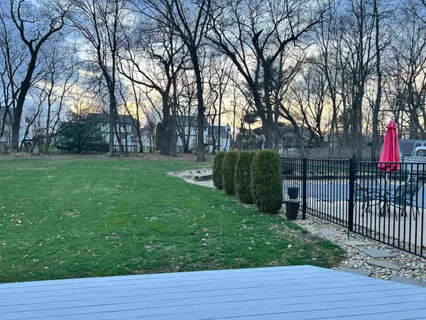 a view of a backyard