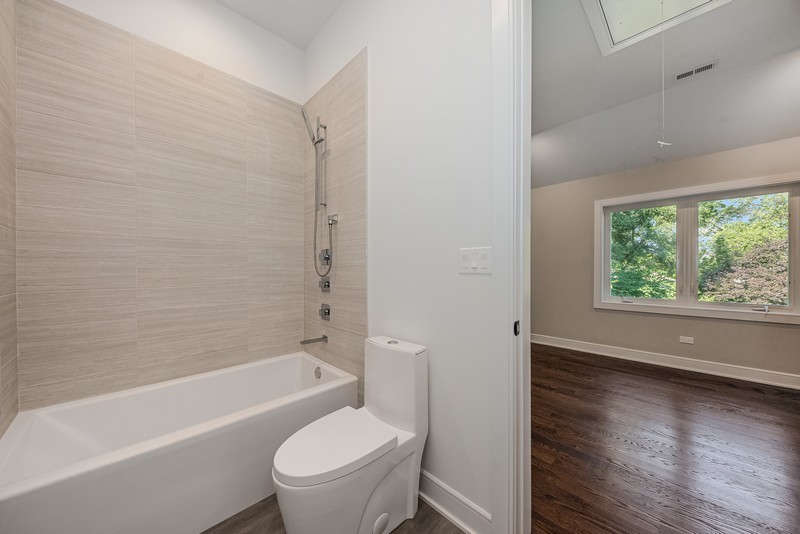 5700 Wolf Road Western Springs, IL 60558 - Photo 33 of 39 a bathroom with a toilet a sink and a bathtub