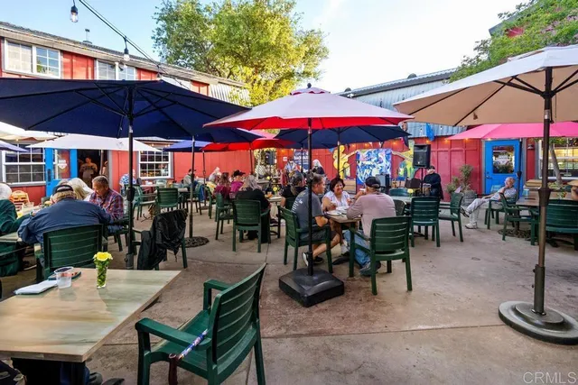 a view of entryway with outdoor area