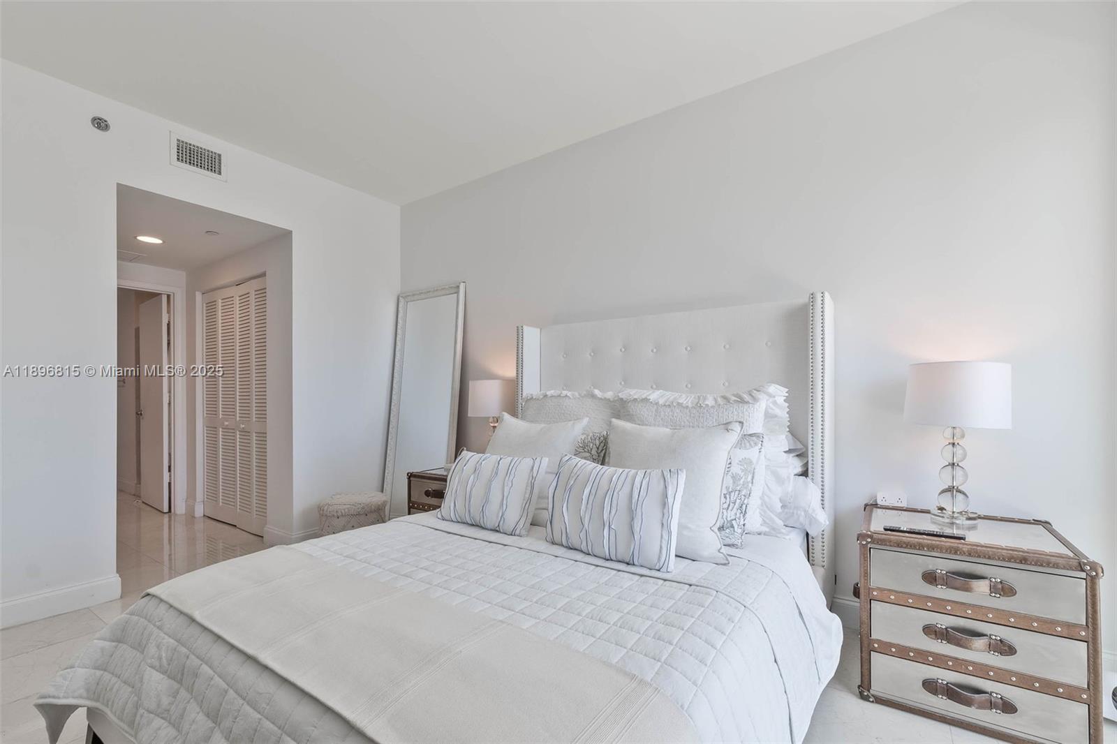 951 Brickell Avenue, Unit 1606 Miami, FL 33131 - Photo 27 of 30 a bedroom with a bed and a lamp