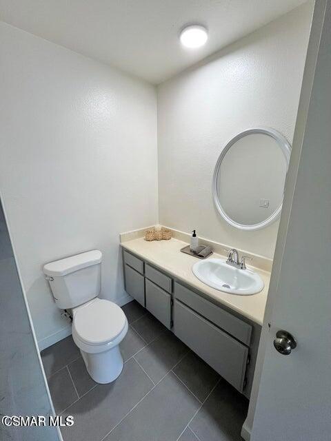 540 Spring Road, Unit 94 Moorpark, CA 93021 - Photo 15 of 22 a bathroom with a toilet sink and mirror