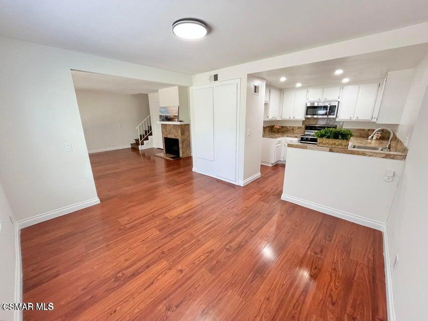 540 Spring Road, Unit 94 Moorpark, CA 93021 - Photo 6 of 22 a view of kitchen with wooden floor