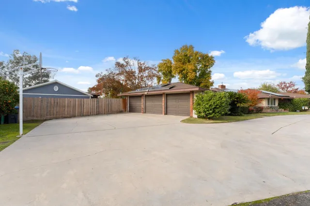 $930,000 | 1112 South Sunnyside Avenue, Fresno, CA 93727