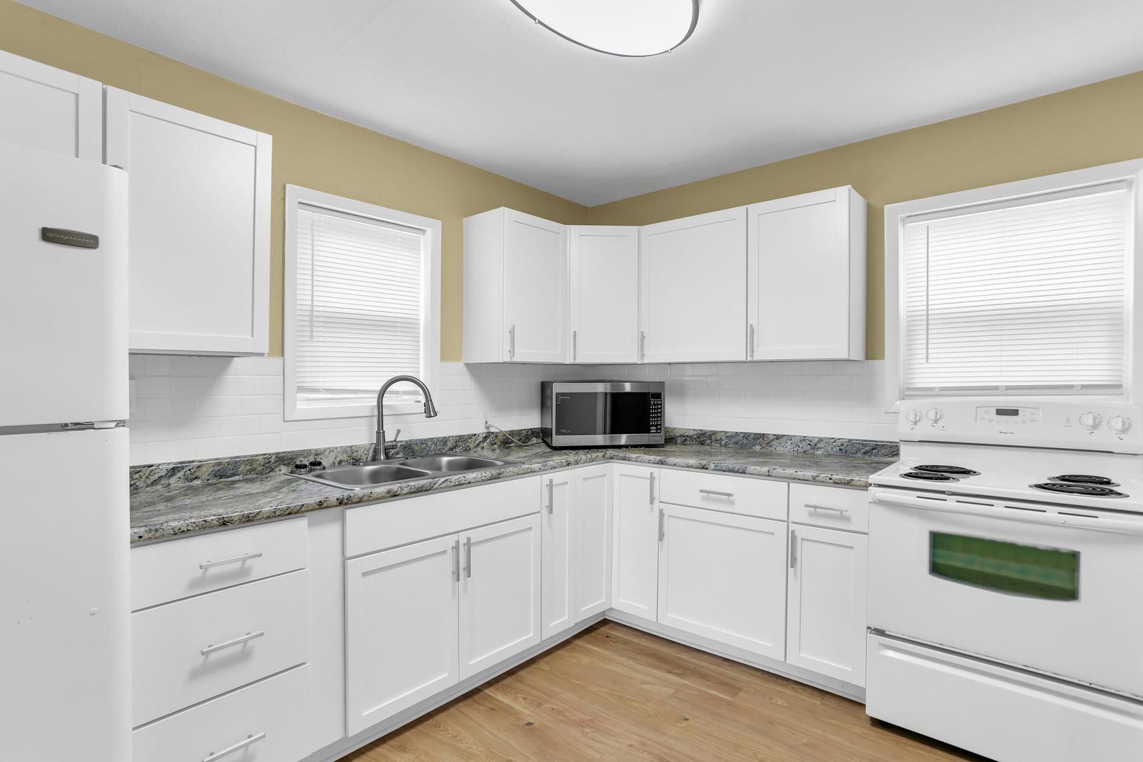 15 Gerald Road Rantoul, IL 61866 - Photo 7 of 19 a kitchen with granite countertop white cabinets and white appliances