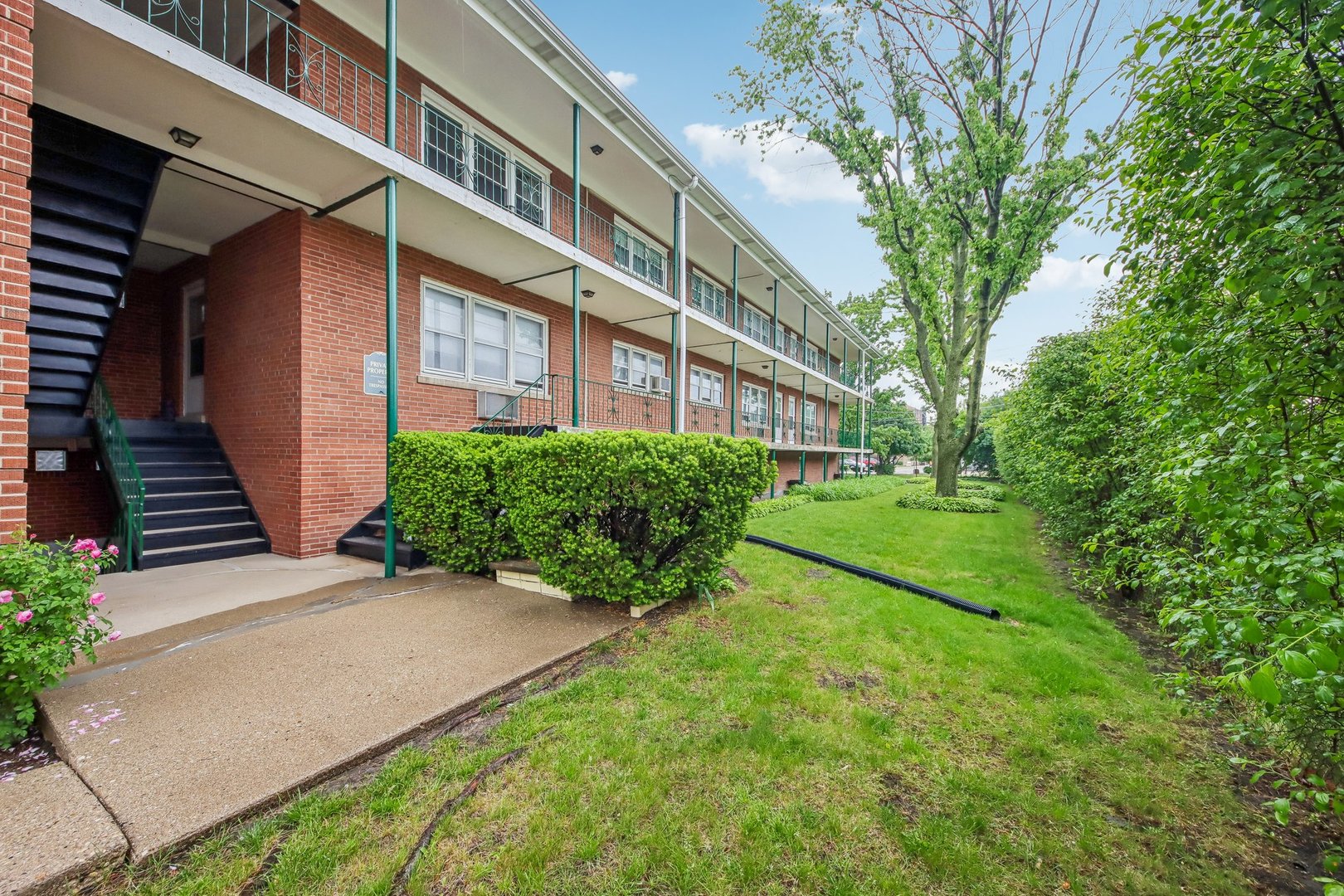 1855 Parkside Drive, Unit 8 Park Ridge, IL 60068 - Photo 17 of 22 a view of an apartment with a garden