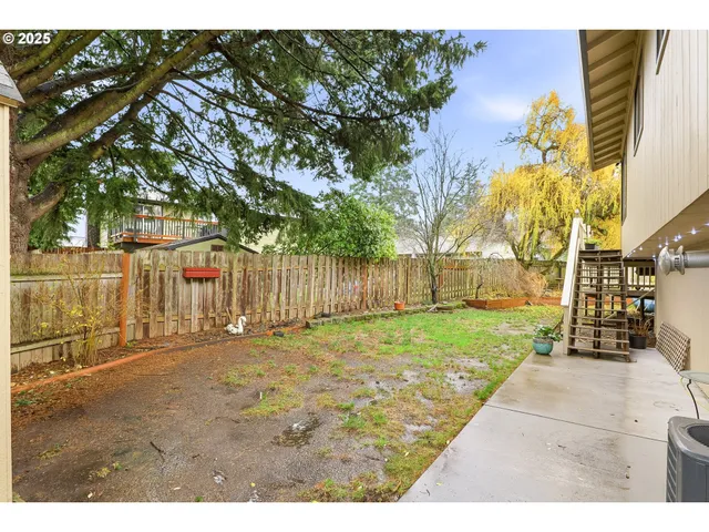 a view of a backyard