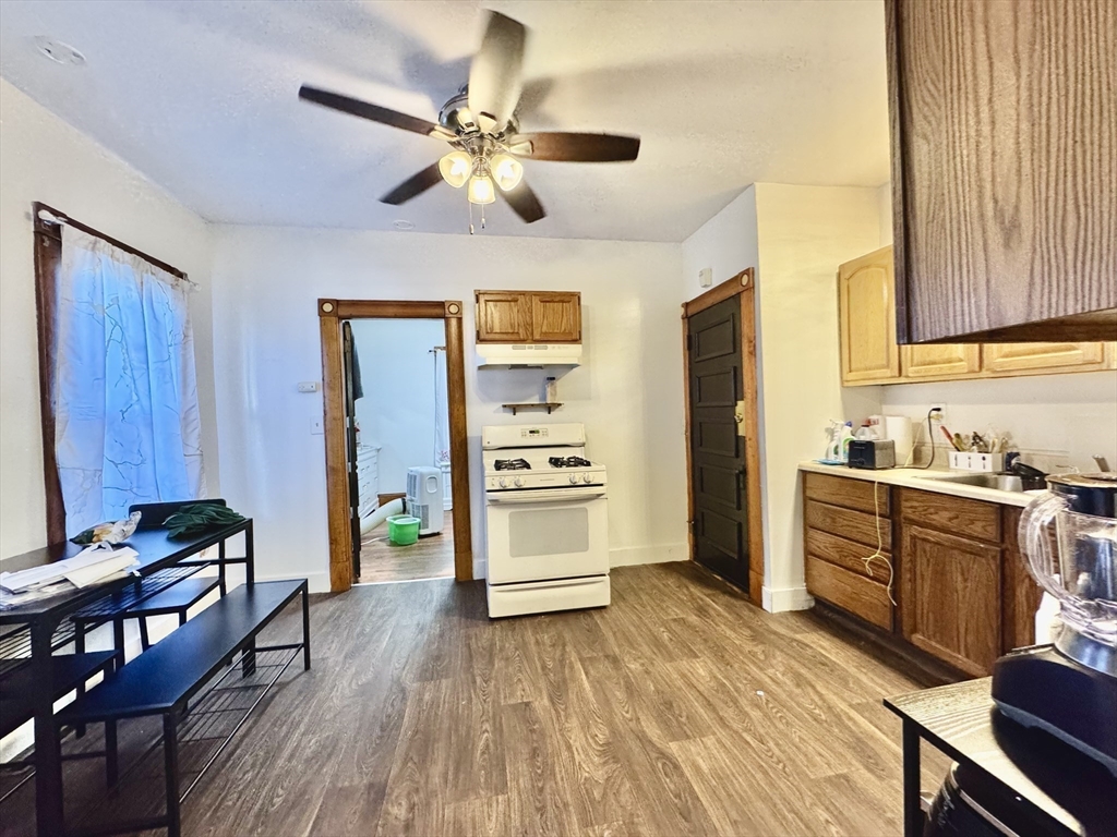 427 Orange Street Springfield, MA 01108 - Photo 12 of 39