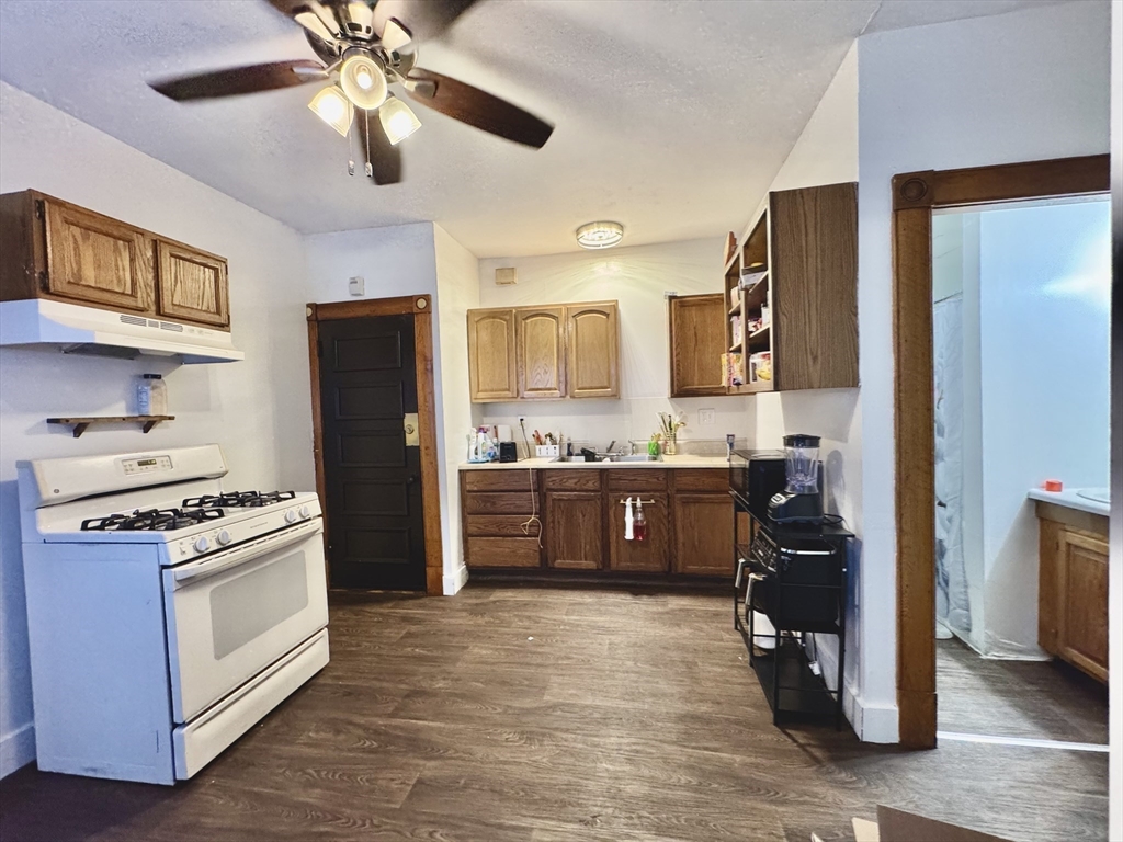 427 Orange Street Springfield, MA 01108 - Photo 13 of 39