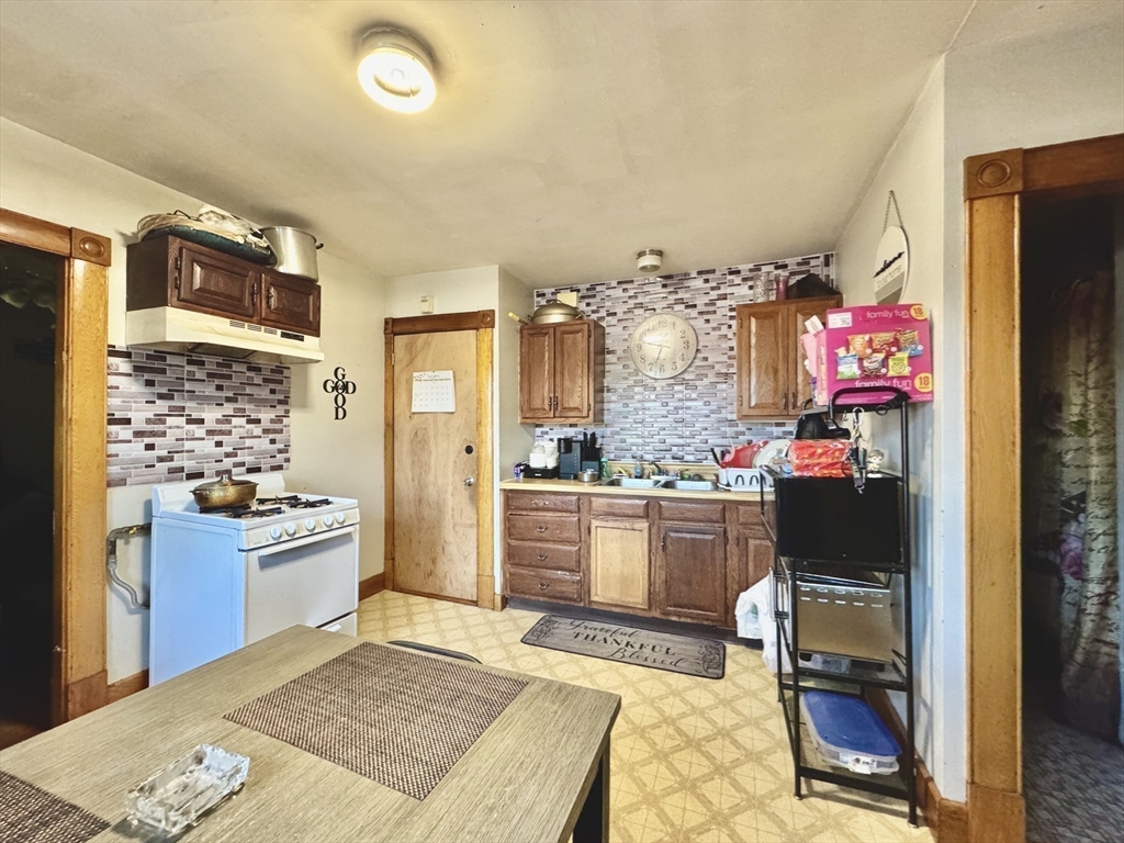 427 Orange Street Springfield, MA 01108 - Photo 18 of 39