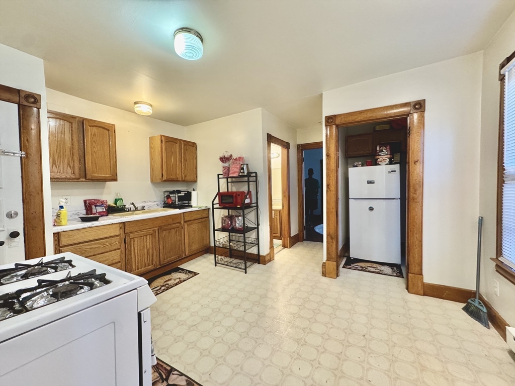 427 Orange Street Springfield, MA 01108 - Photo 6 of 39