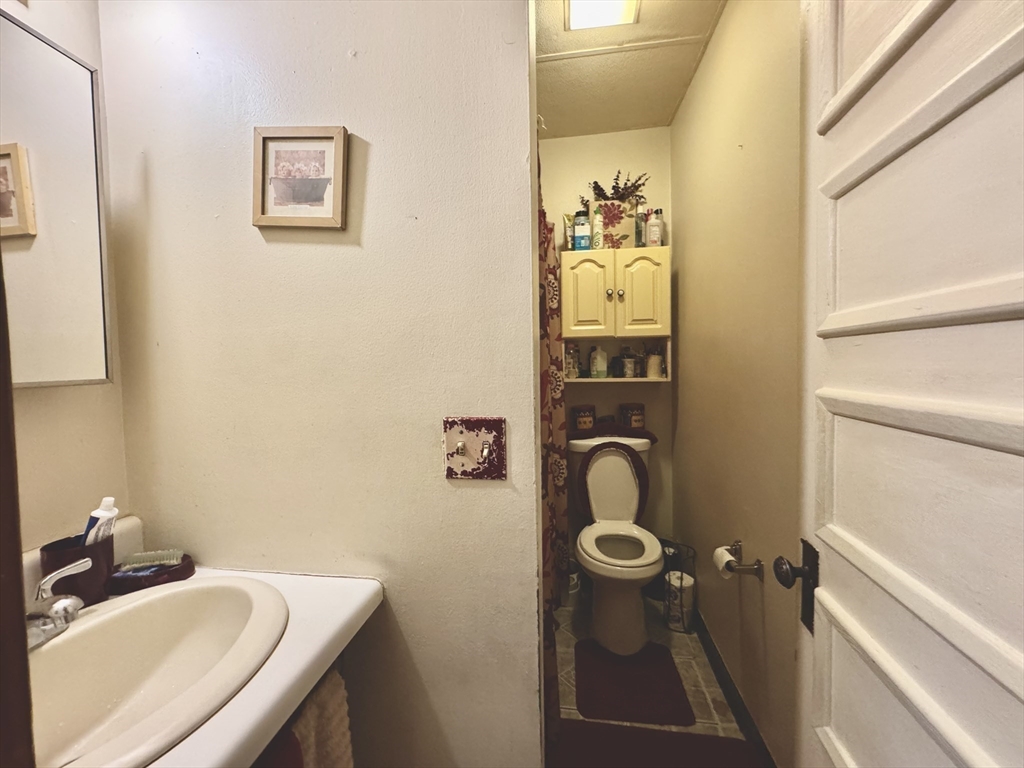 427 Orange Street Springfield, MA 01108 - Photo 9 of 39