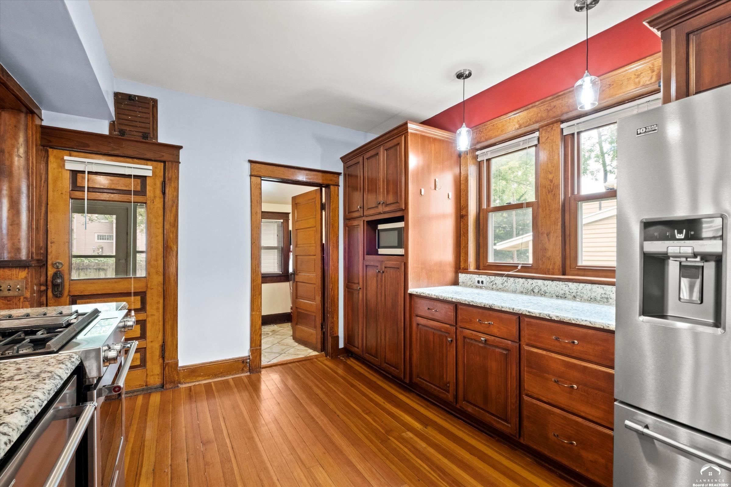 817 Maine Street Lawrence, KS 66044 - Photo 8 of 37