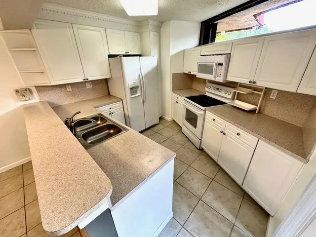 $2,500 | 8081 Severn Drive, Unit D, Boca Raton, FL 33433