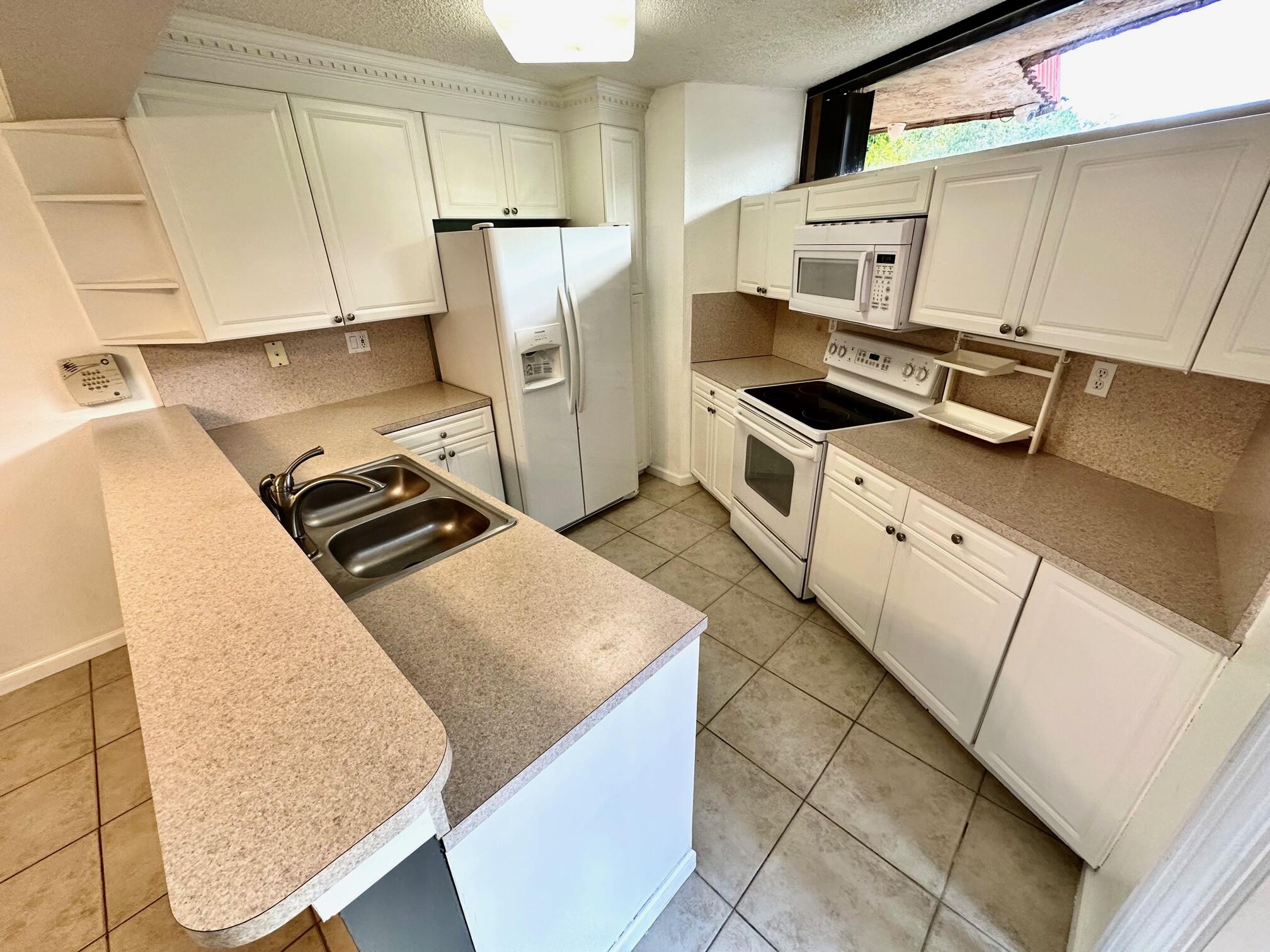 8081 Severn Drive, Unit D Boca Raton, FL 33433 - Photo 2 of 15 Kitchen