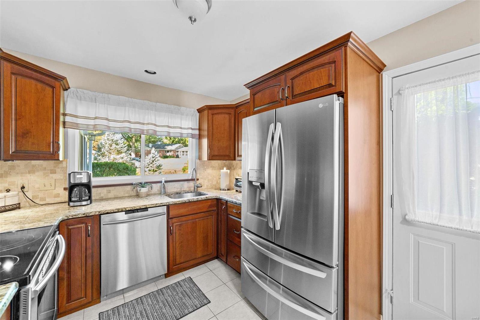 403 Tamarack Drive Ballwin, MO 63011 - Photo 8 of 42