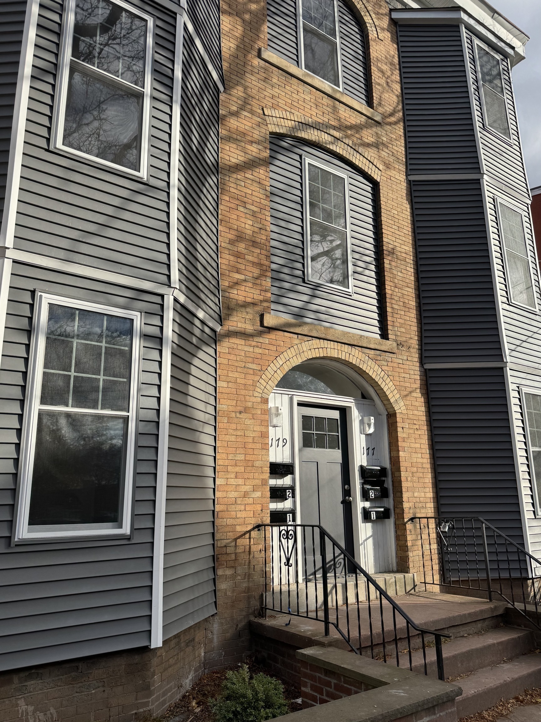 177 Chestnut Street, Unit 2R New Haven, CT 06511 - Photo 12 of 12 a front view of a house