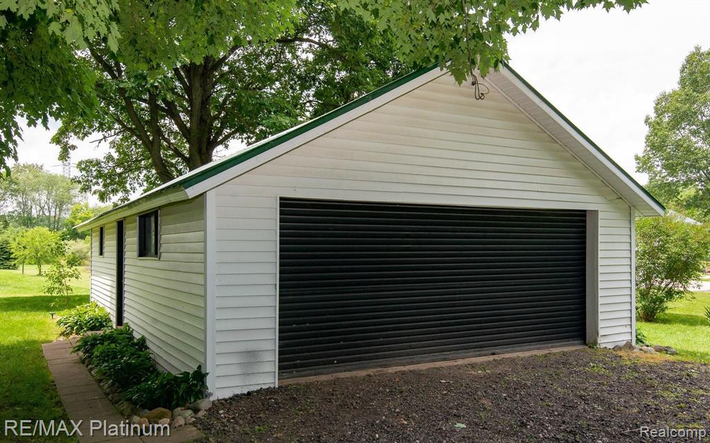 2880 Pingree Road Howell, MI 48843 - Photo 2 of 35