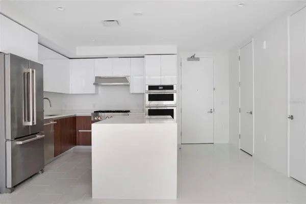 $7,000 | 400 Central Avenue, Unit 906, St. Petersburg, FL 33701