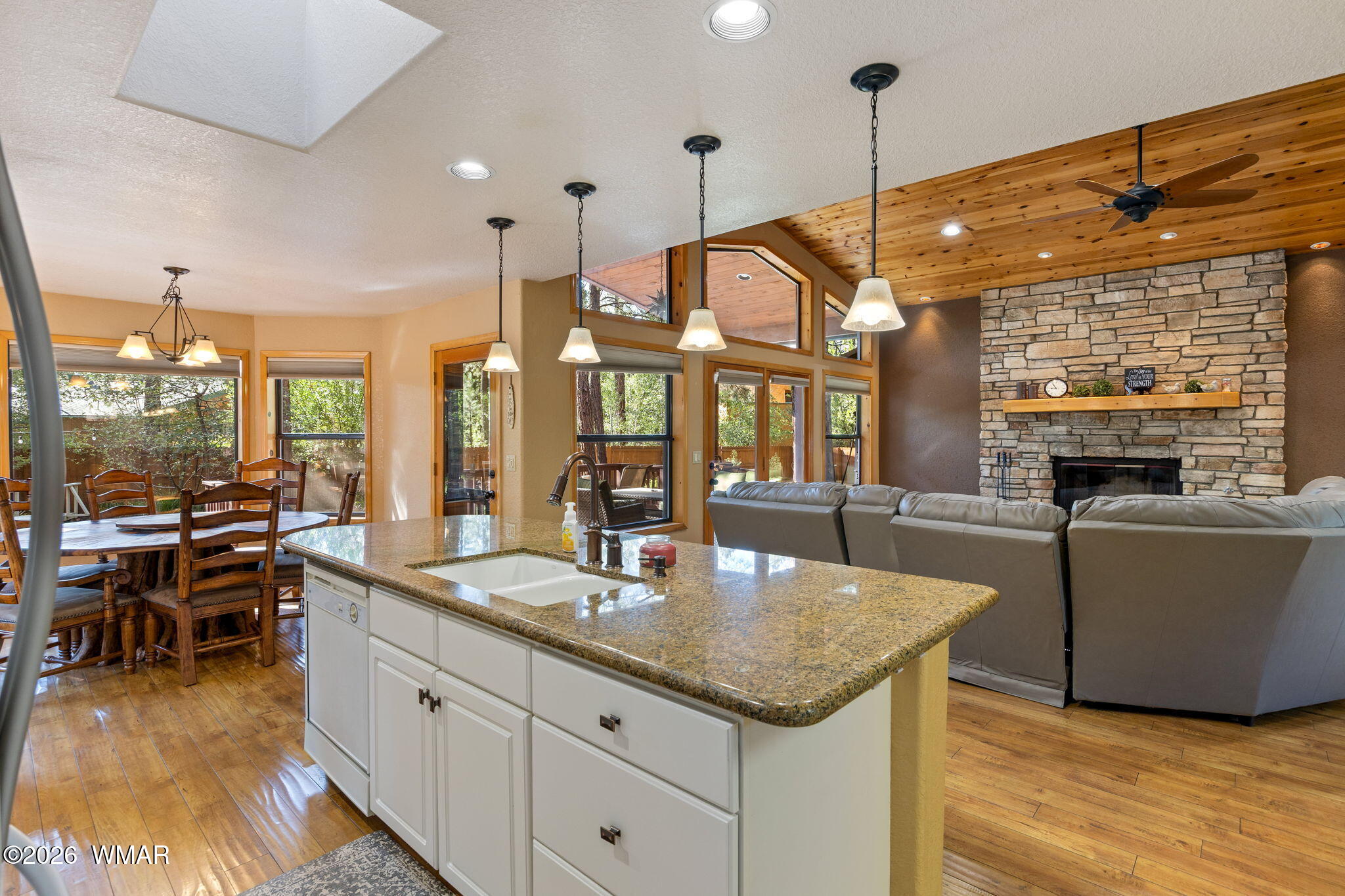 6735 Sunset Trail Pinetop, AZ 85935 - Photo 12 of 33 a kitchen with center island table and chairs