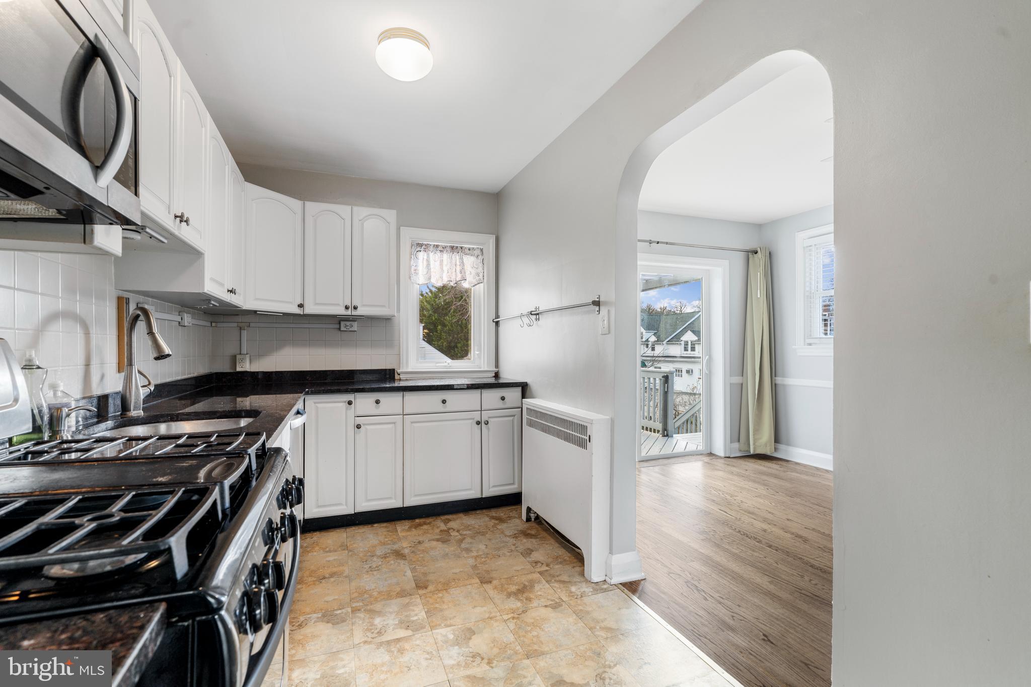 201 Ridge Avenue Towson, MD 21286 - Photo 13 of 40 Granite countertops and gas cooking.