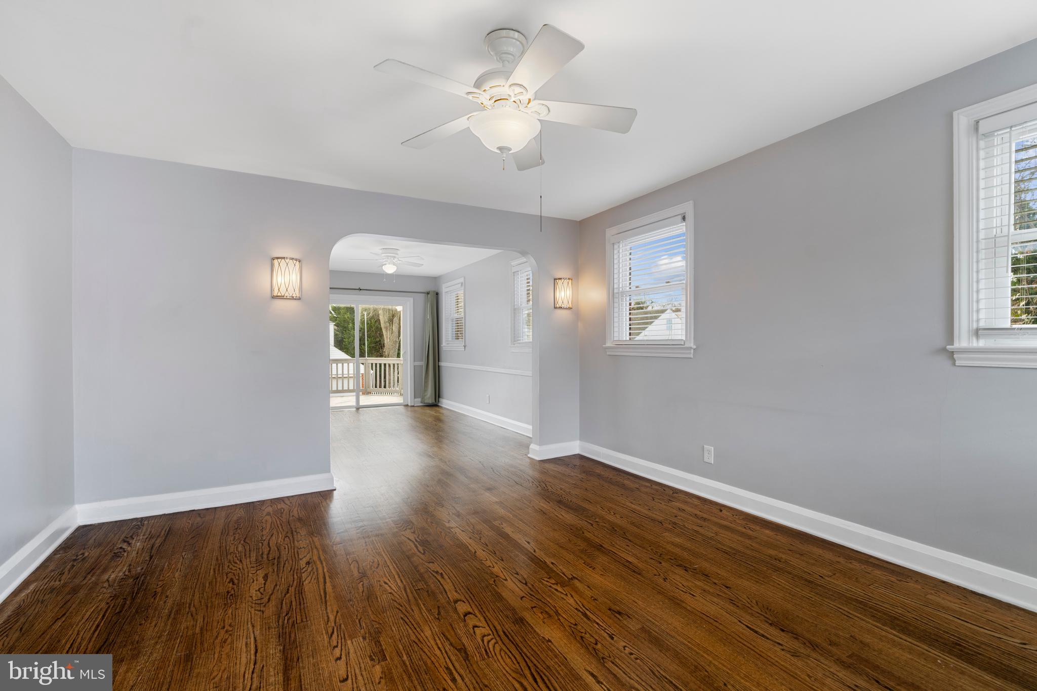 201 Ridge Avenue Towson, MD 21286 - Photo 4 of 40 Walk into your large living room.