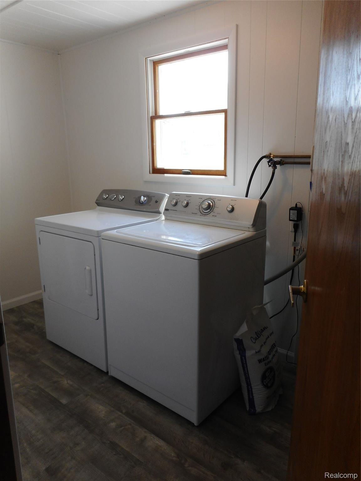 2331 West Thompson Road Fenton, MI 48430 - Photo 19 of 22 LAUNDRY ROOM.JPG