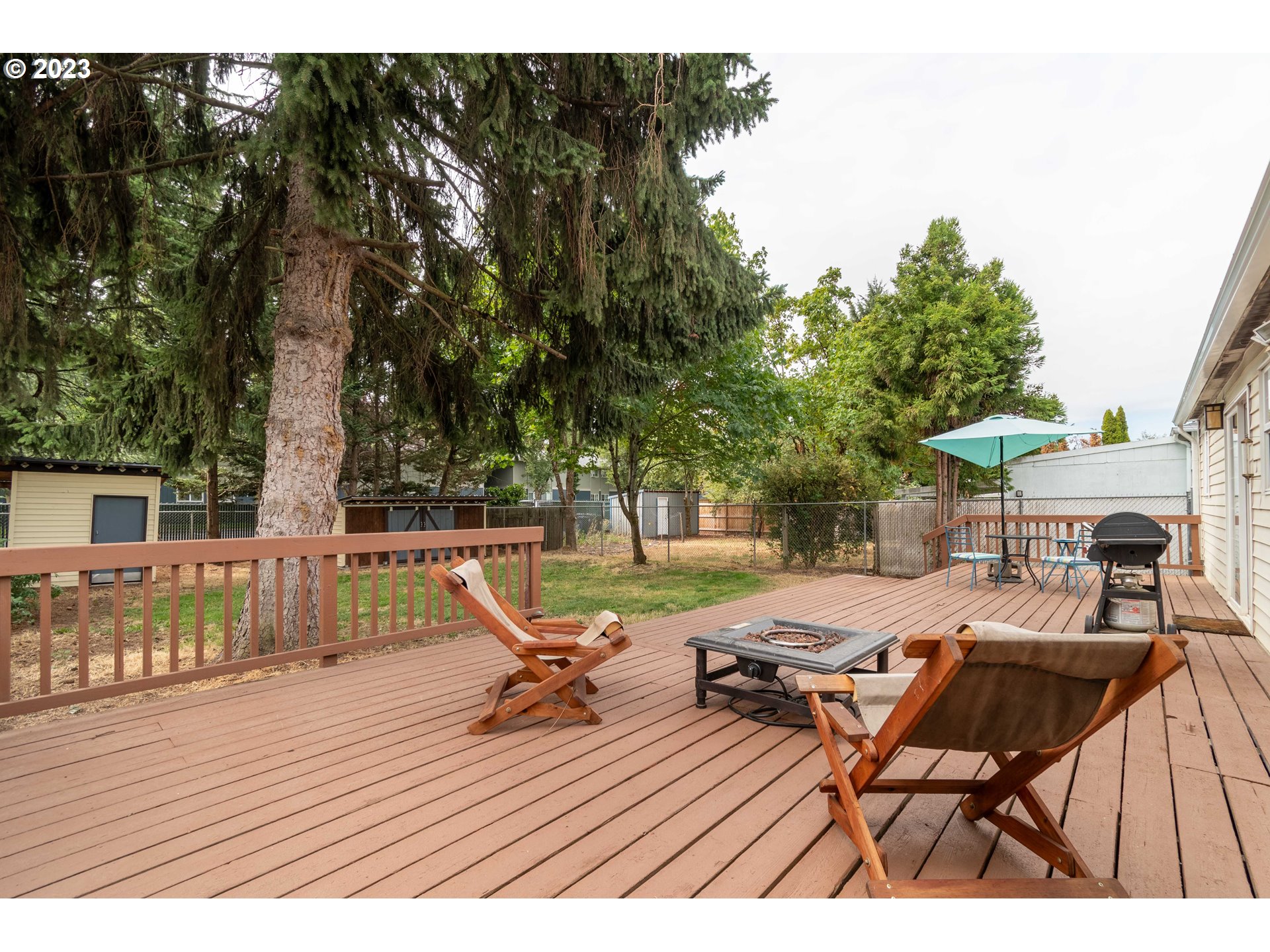 535 West M Street Springfield, OR 97477 - Photo 27 of 48 a view of a lounge chairs on deck and patio