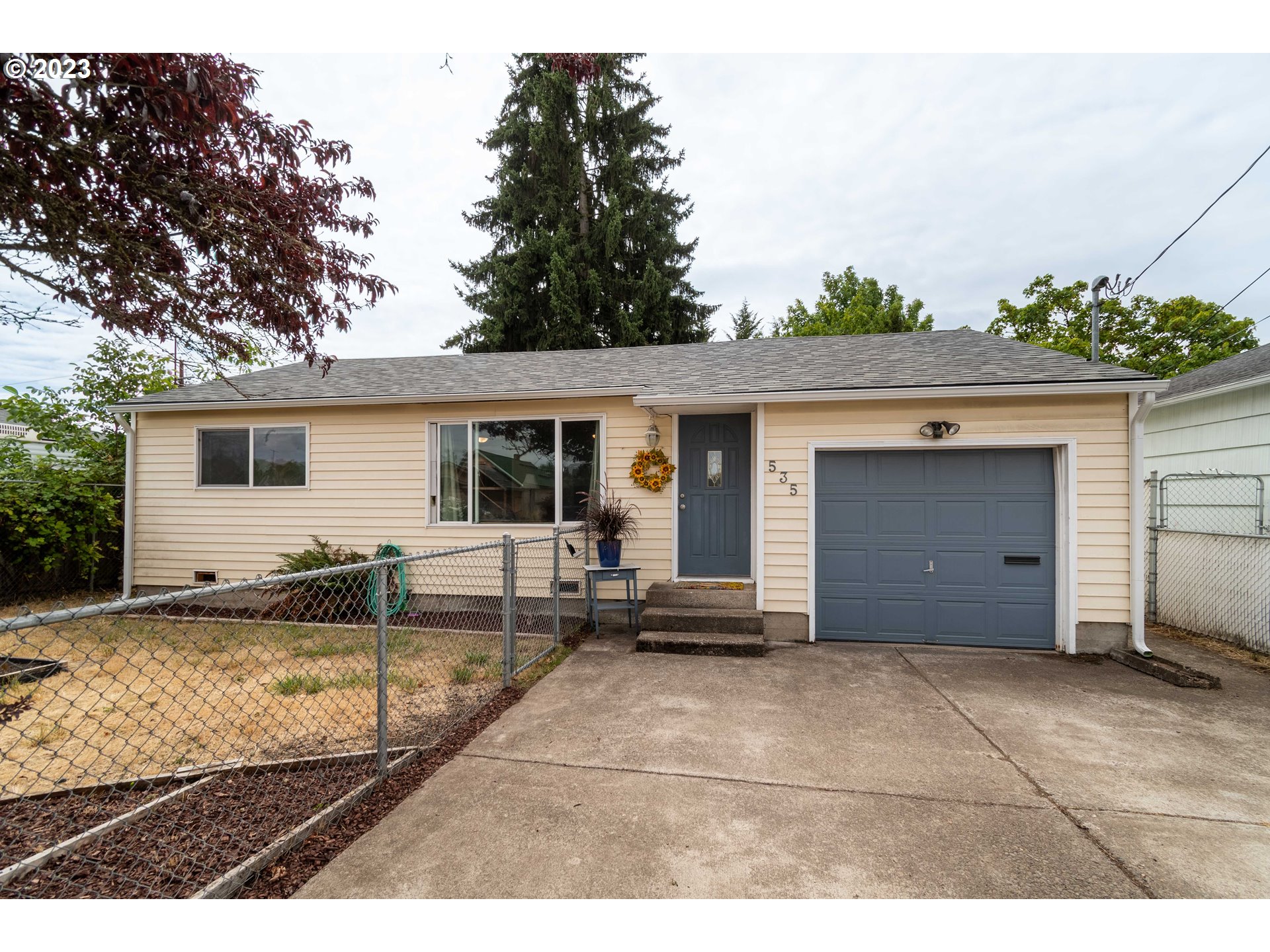 535 West M Street Springfield, OR 97477 - Photo 3 of 48 a house view with a outdoor space