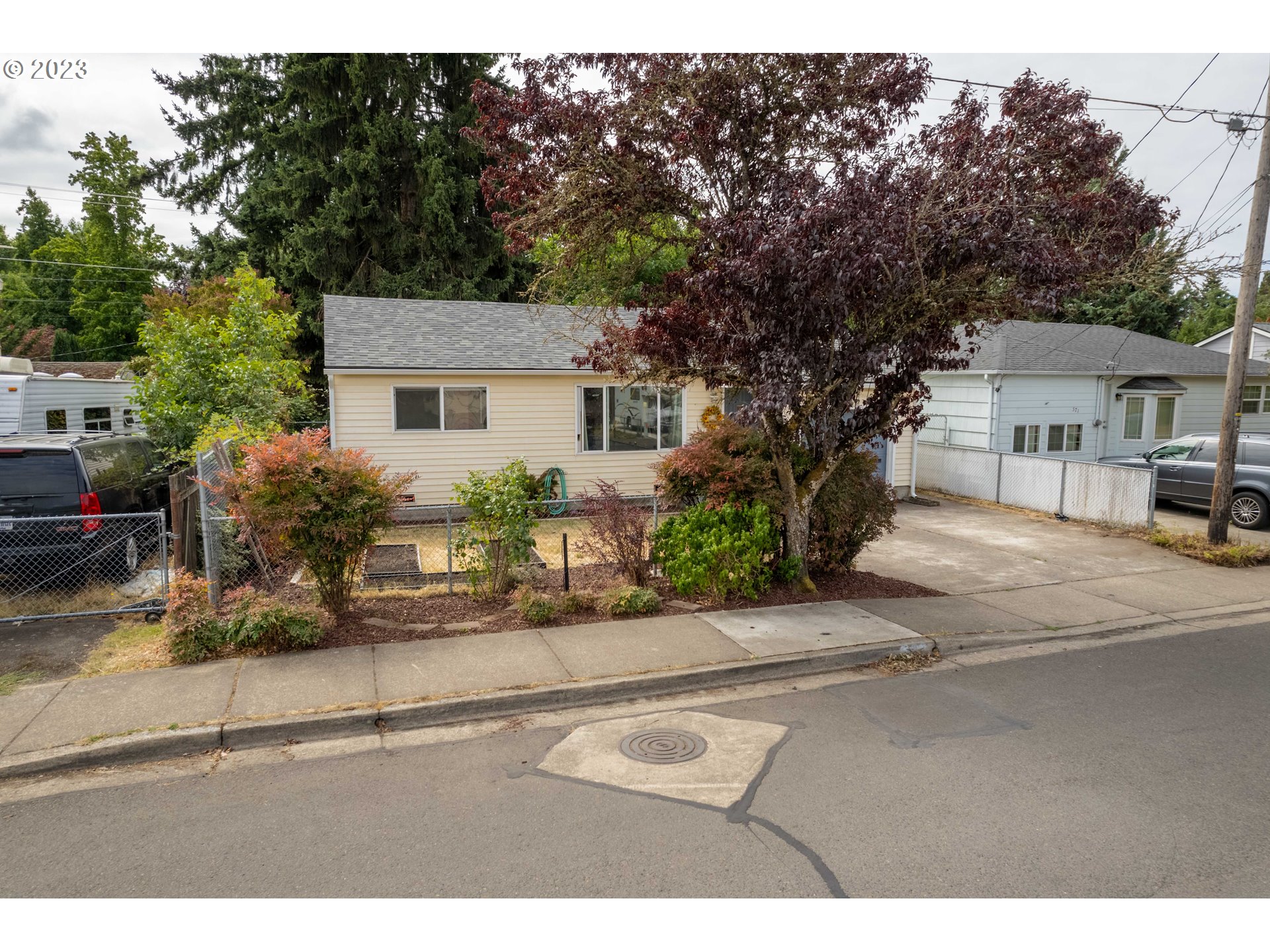 535 West M Street Springfield, OR 97477 - Photo 40 of 48 a view of a house with a outdoor space