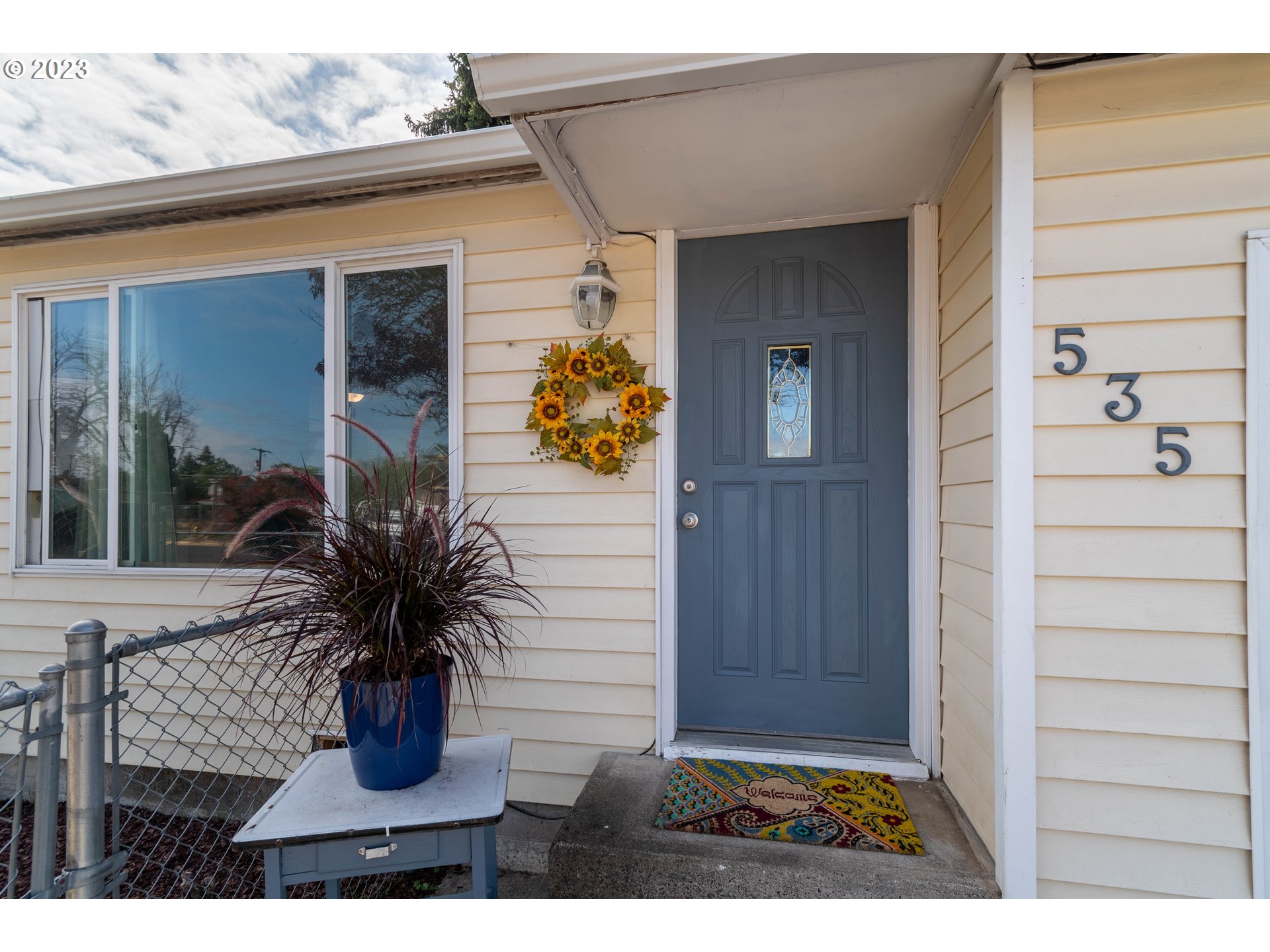535 West M Street Springfield, OR 97477 - Photo 4 of 48 a view of a entryway front of house