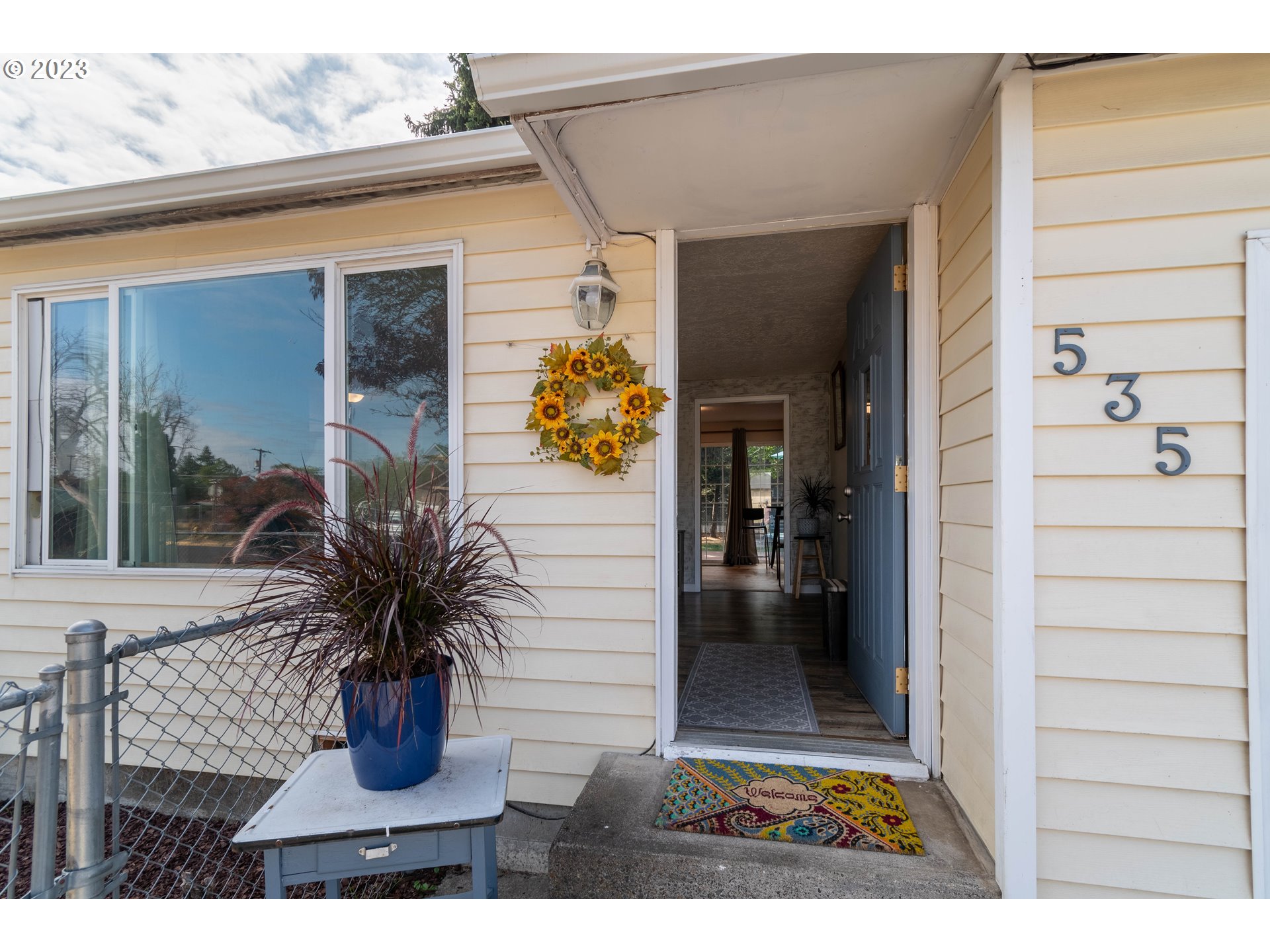 535 West M Street Springfield, OR 97477 - Photo 5 of 48 a view of a entryway front of house