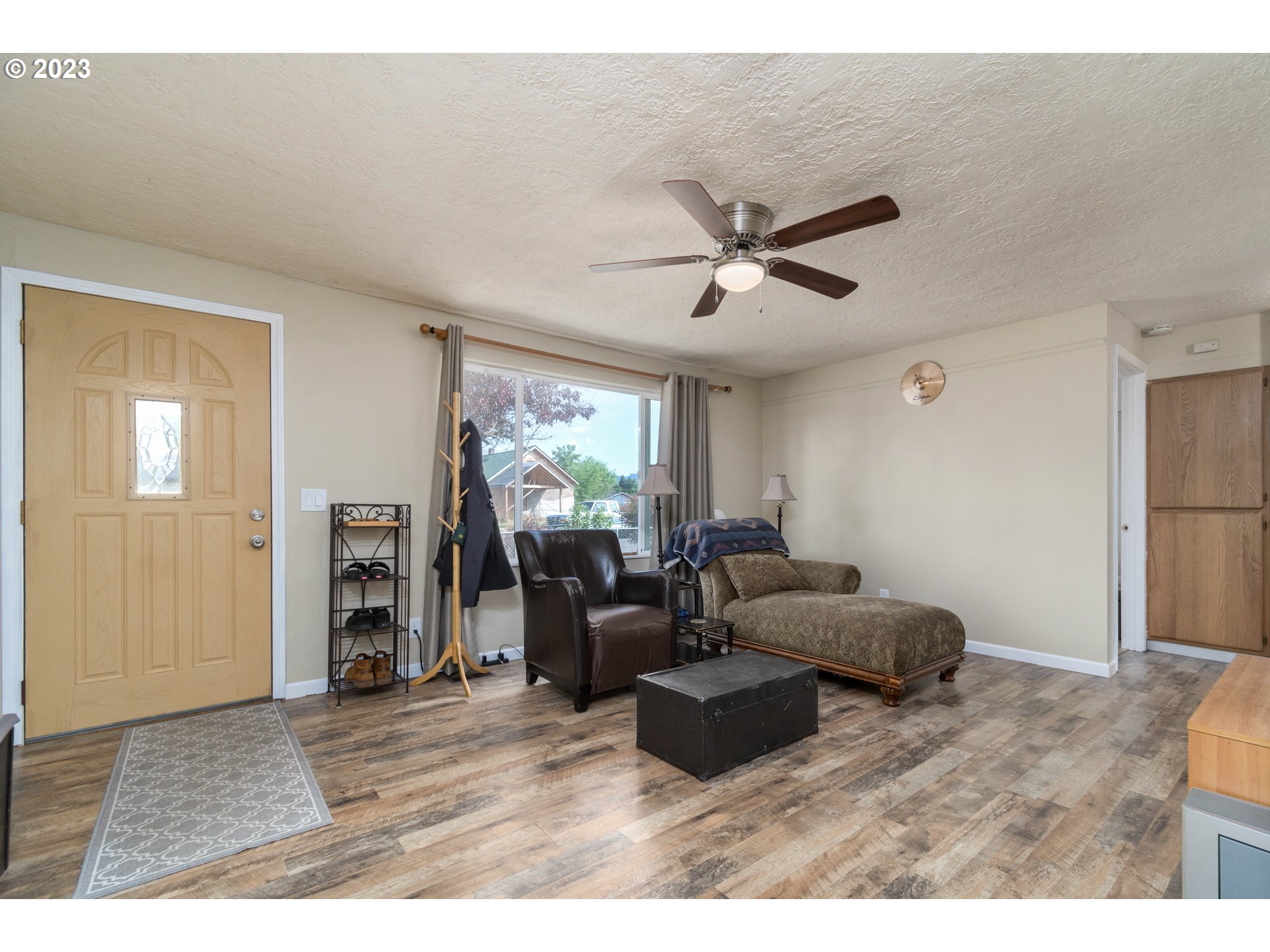 535 West M Street Springfield, OR 97477 - Photo 7 of 48 a living room with furniture and a window