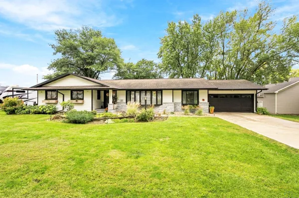 $464,900 | 402 4th Street, Lester, IA 51242