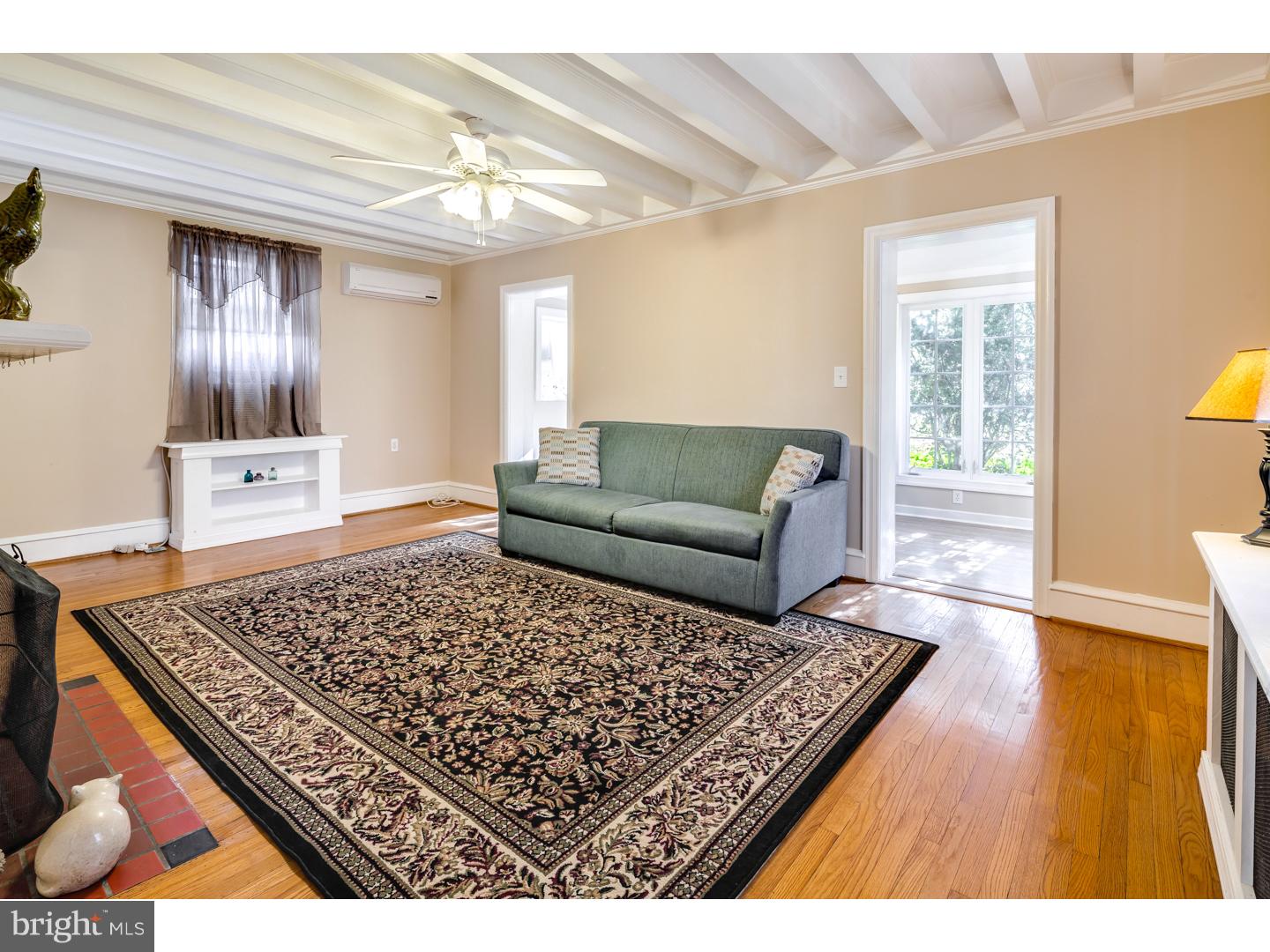 798 Woodlane Road Edgewater Park, NJ 08010 - Photo 4 of 25 Living Room