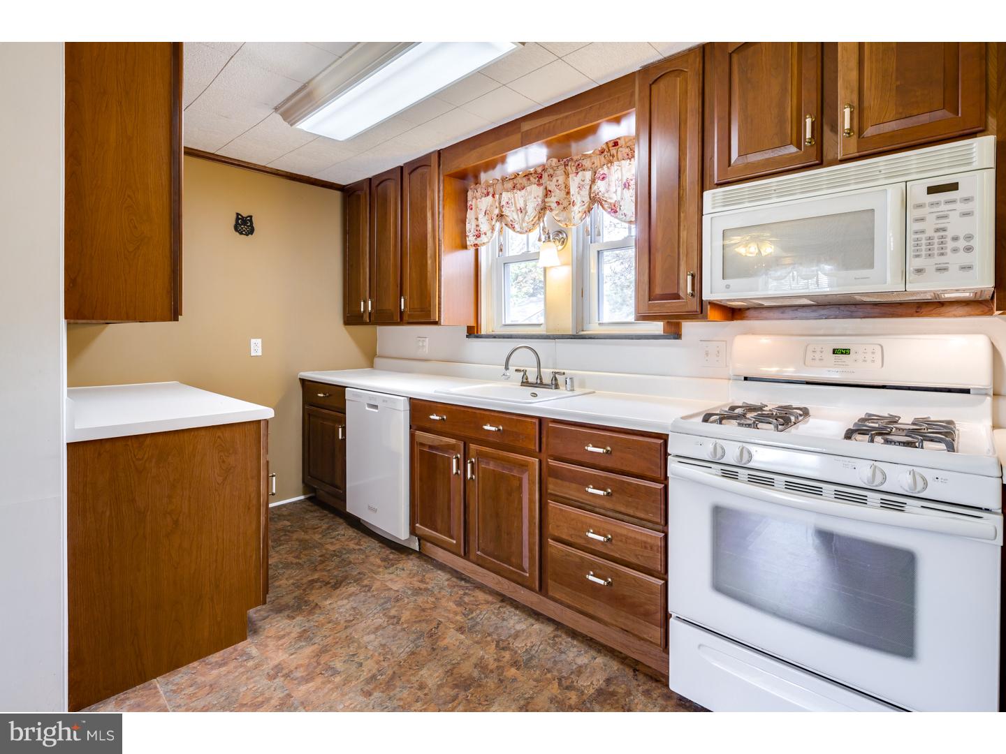 798 Woodlane Road Edgewater Park, NJ 08010 - Photo 7 of 25 Kitchen