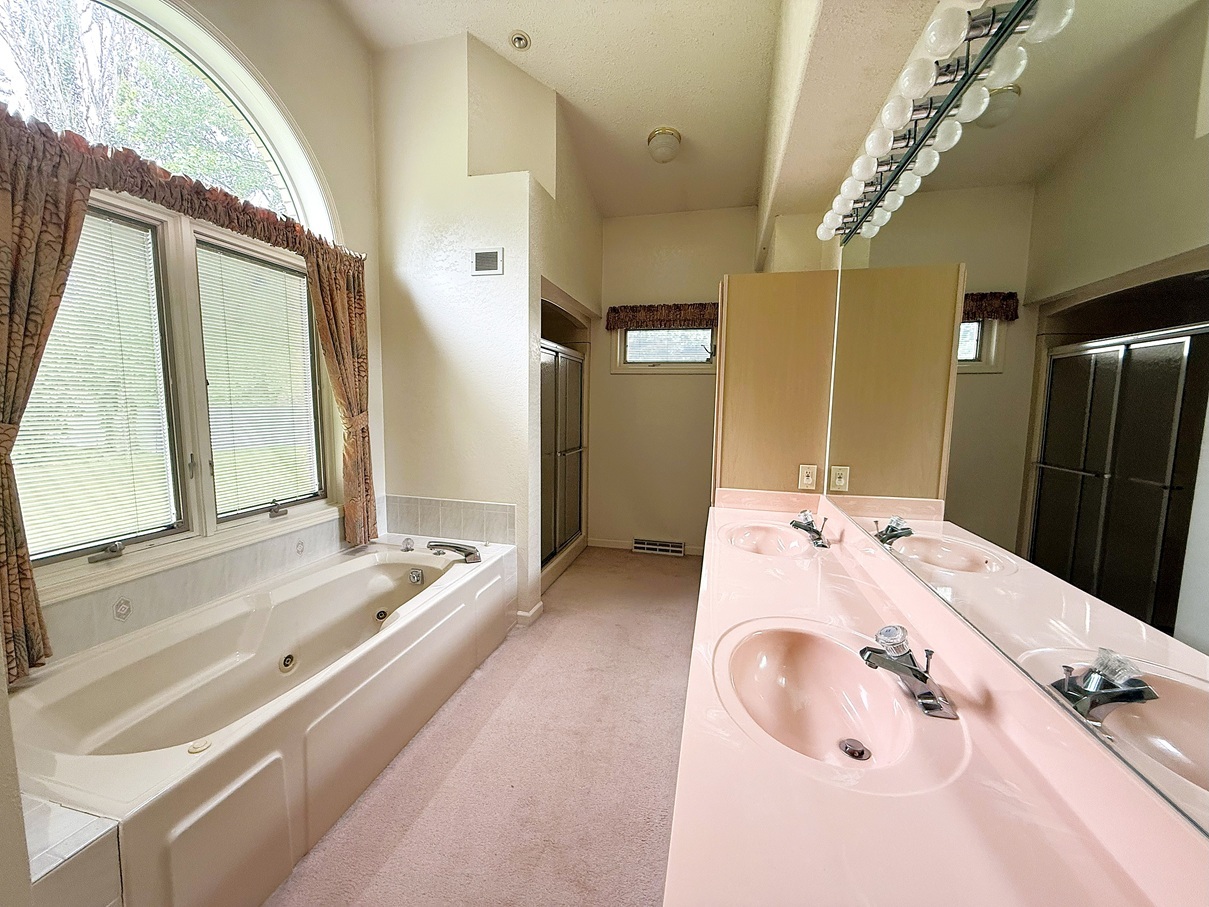 132 Fox Trot Dixon, IL 61021 - Photo 21 of 42 a en suite bathroom with a tub and a large mirror